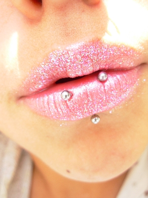 Sparkly lips image by Daisy Romwall, image licensed under the Creative Commons Attribution-Share Alike 2.0 Generic license